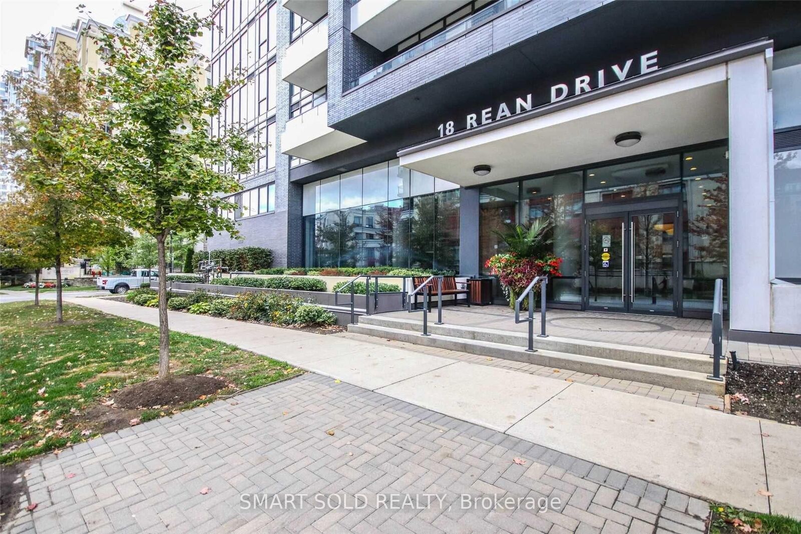 Property Photo:  18 Rean Drive 221  ON M2K 1H3 
