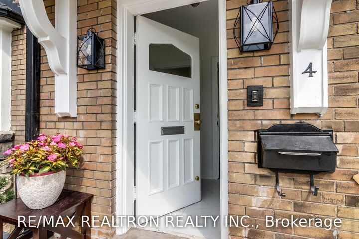 Property Photo:  4 Hillholm Road Upper  ON M5P 1M2 