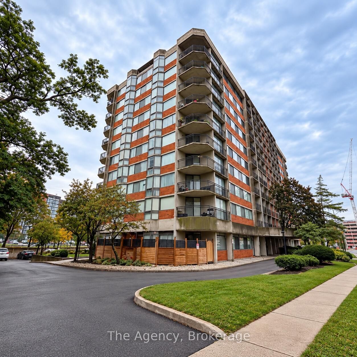 Property Photo:  2200 Sherobee Road 810  ON L5A 3Y3 