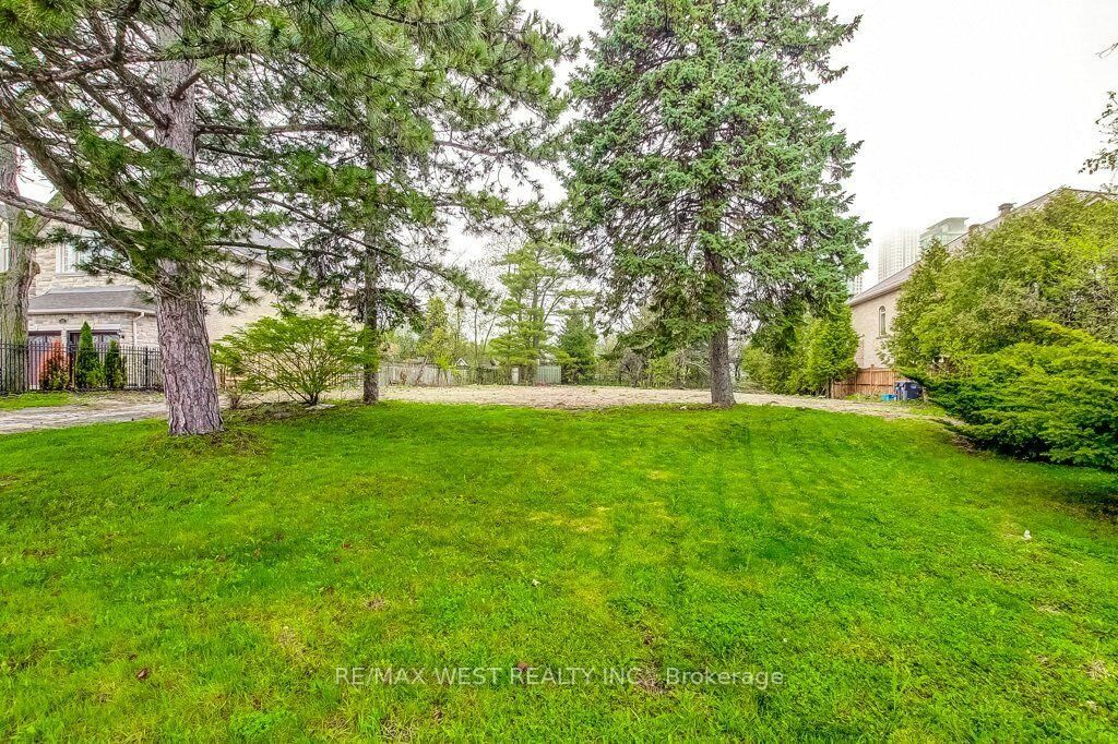 Property Photo:  101 (Part Lot 2) Fairview Road W  ON L5B 1K7 