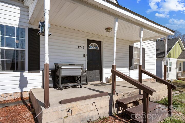 Property Photo: 1242 W Airline Avenue NC 28052