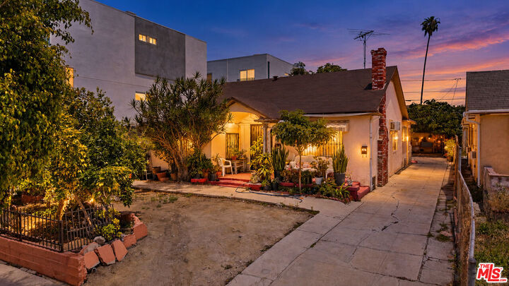 Property Photo:  472 N Oxford Ave  CA 90004 