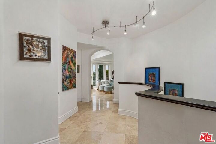 Property Photo: 137 S Spalding Dr, Unit 401 CA 90212