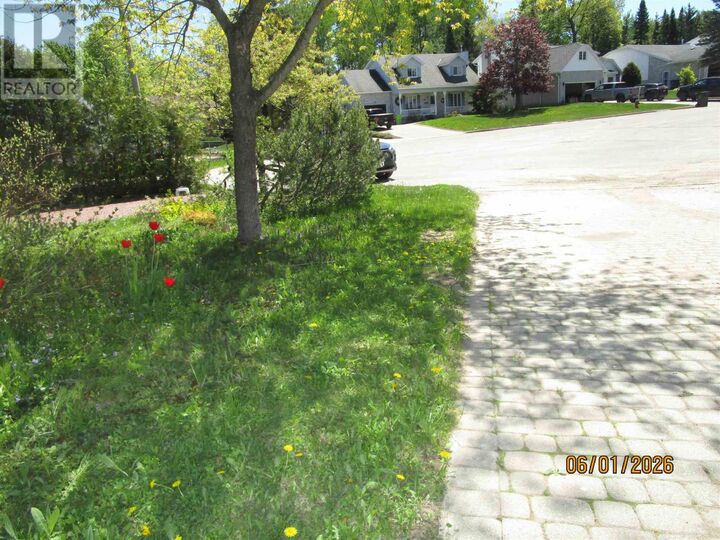 Property Photo:  27 Plummer Ct  ON P6B 6E4 