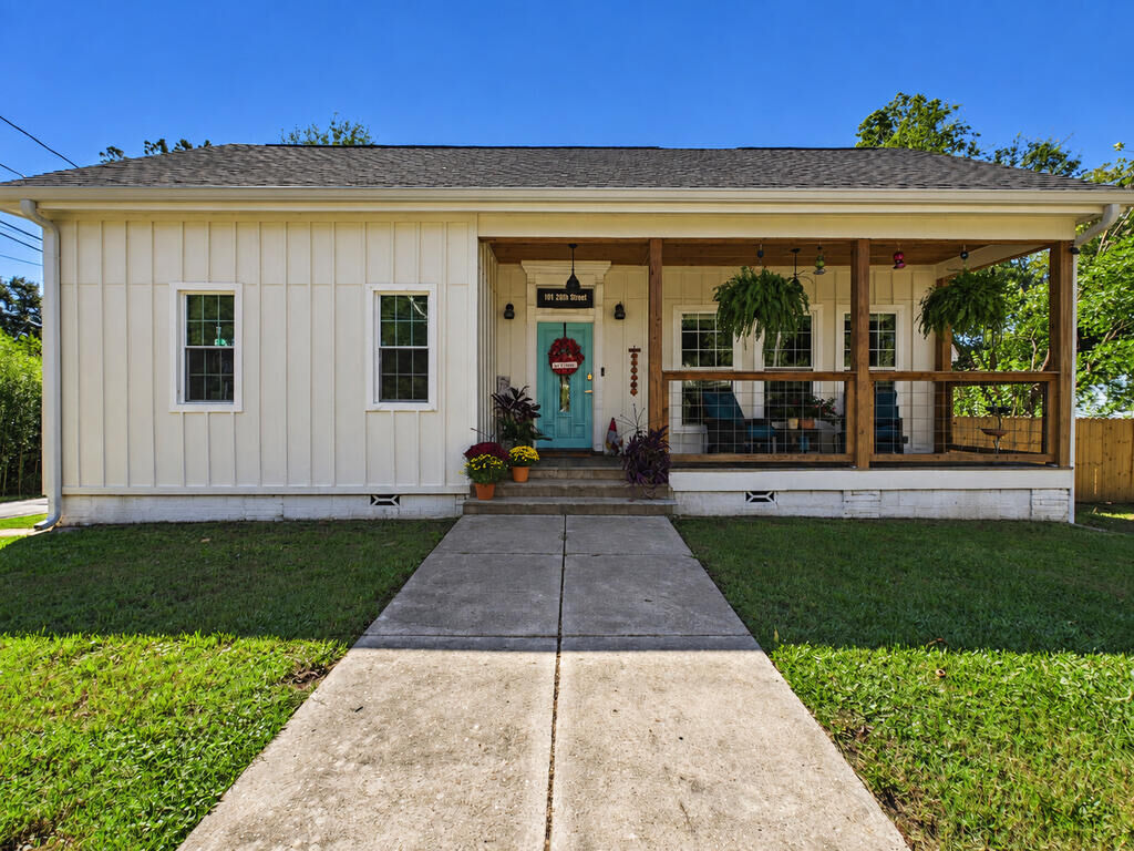 Property Photo:  101 20th Street  AL 36867 