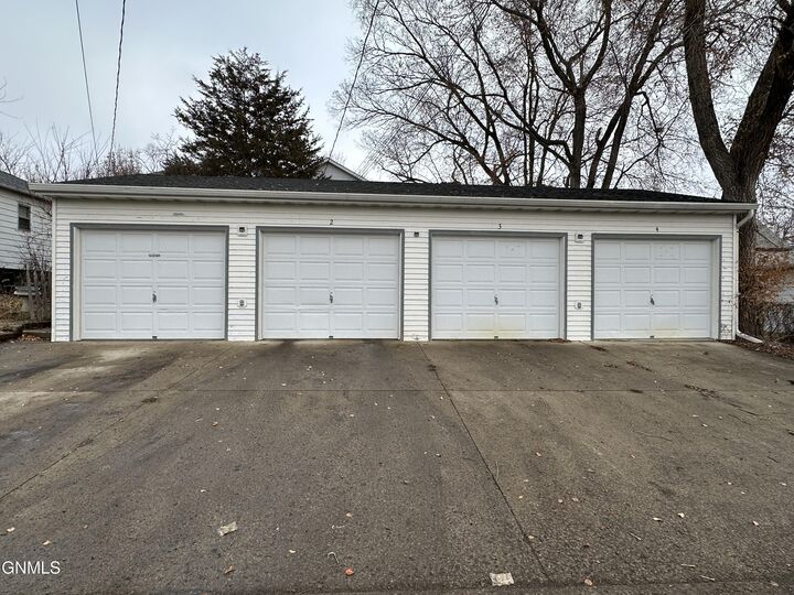 Property Photo:  409 Collins Avenue  ND 58554 