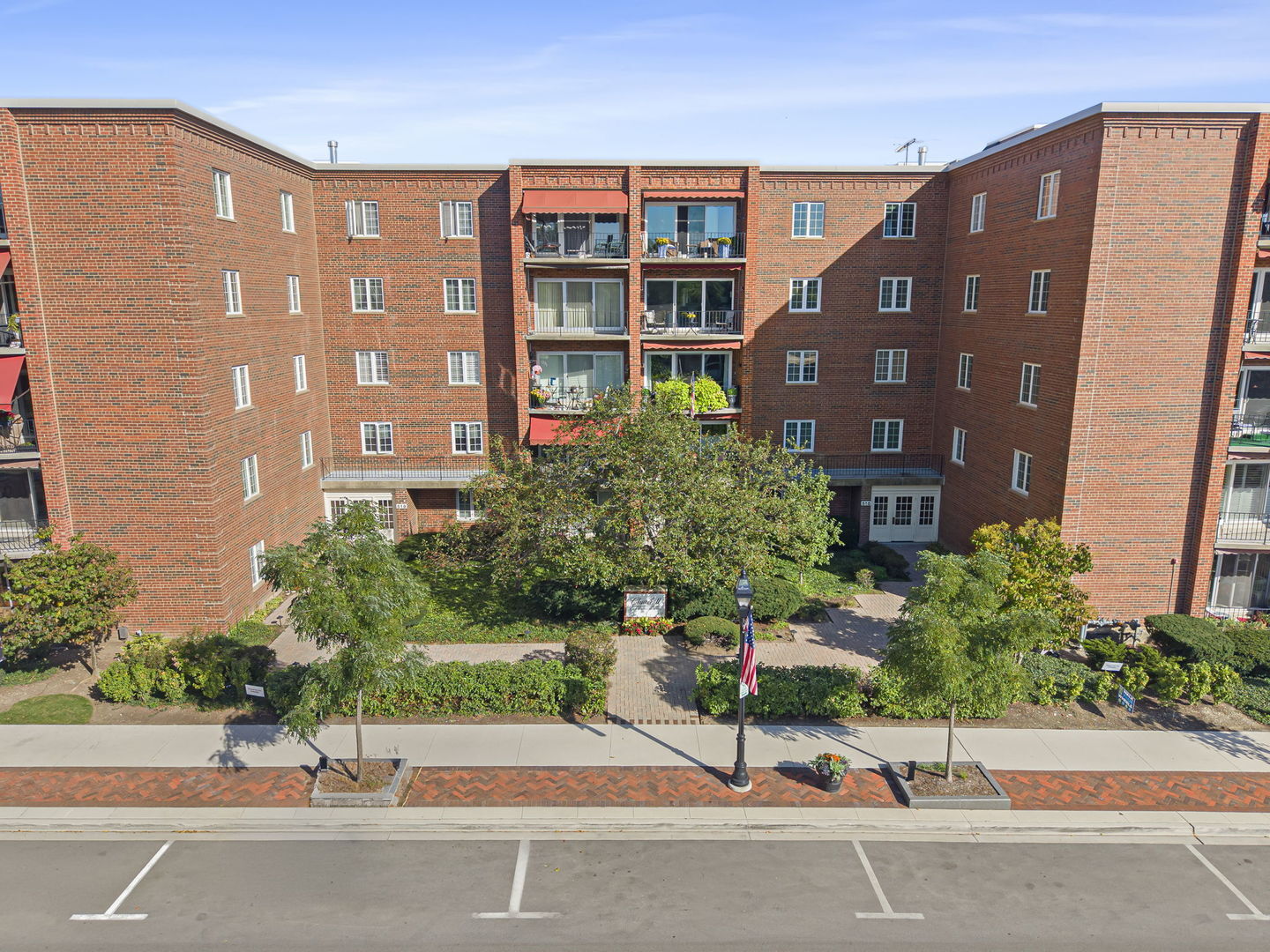 Property Photo: 515 N Main Street 4as IL 60137