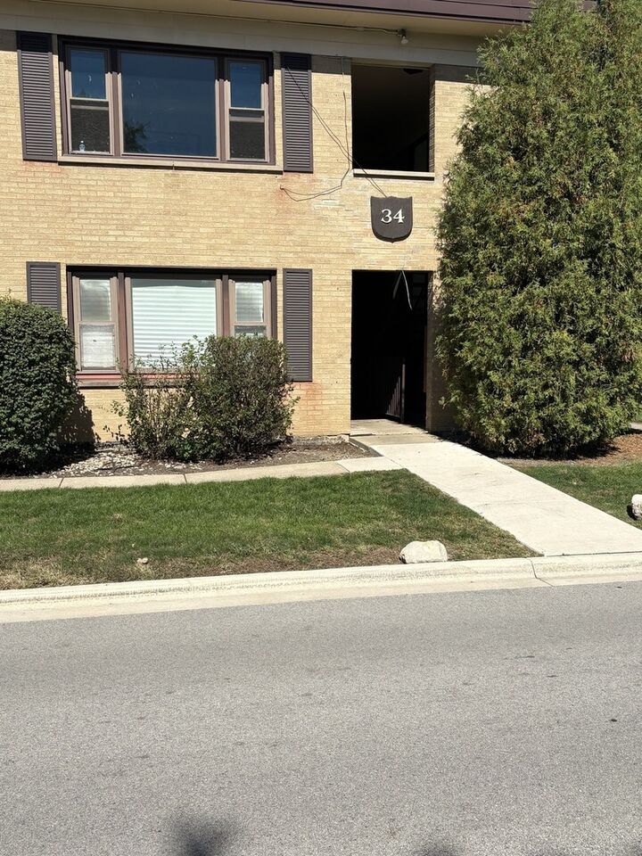 Property Photo:  34 King Arthur Court 11  IL 60164 