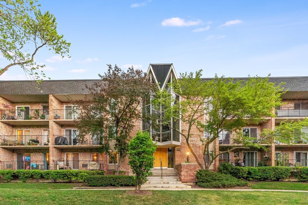 Property Photo: 1041 N Mill Street 110 IL 60563