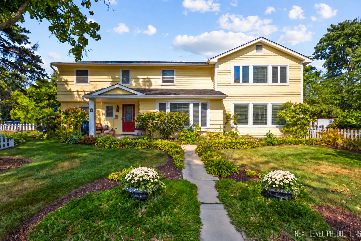 Property Photo:  83 N Park Boulevard  IL 60137 