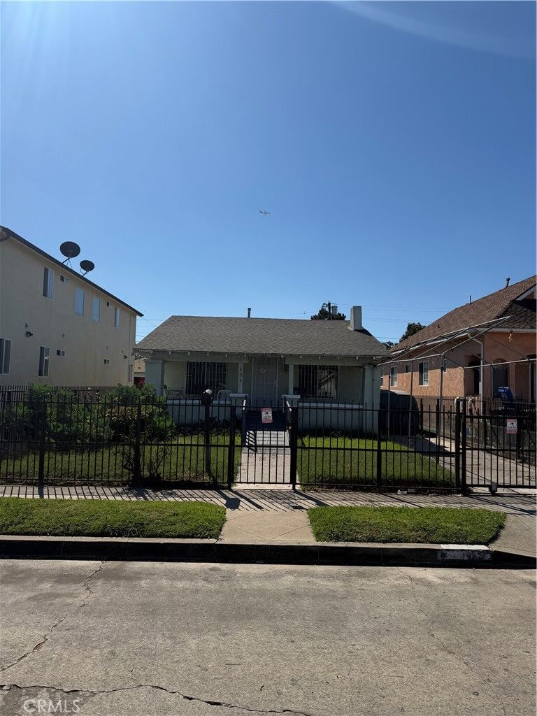 Property Photo:  426 E 83rd  CA 90003 