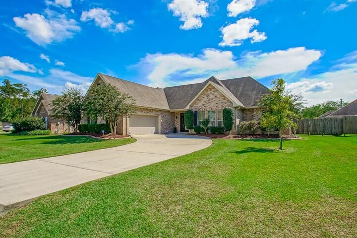 Property Photo: 411 Naples Court LA 70458