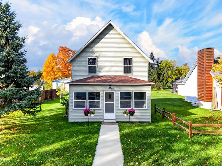 Property Photo:  207 4th Street NE  MN 56441 