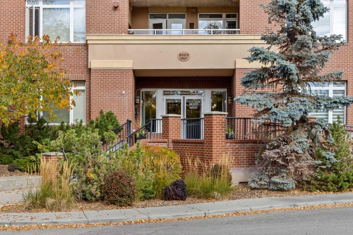 Property Photo:  24 Hemlock Crescent SW 3203  AB T3C 2Z1 