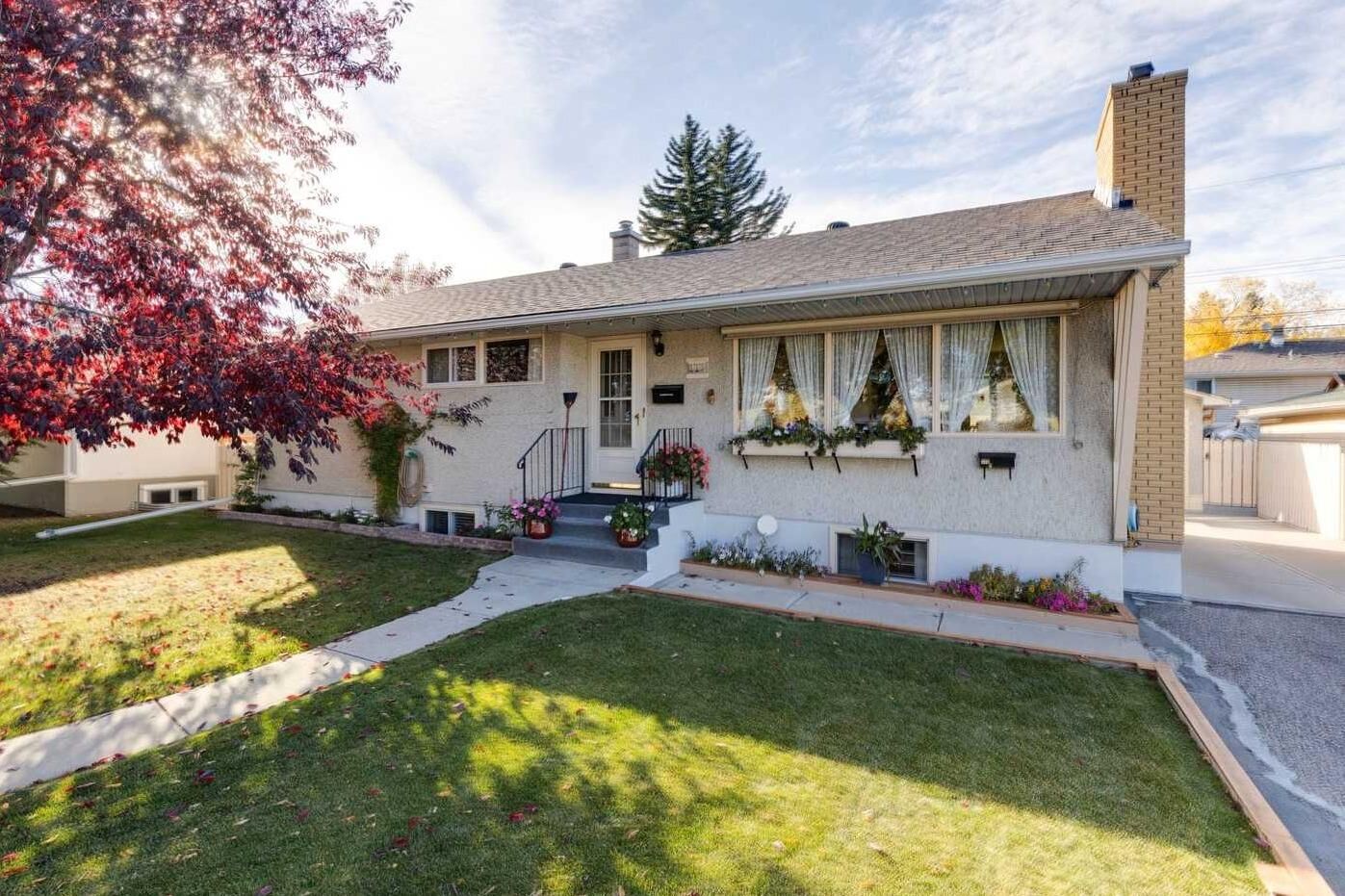 Property Photo:  275 Northmount Drive NW  AB T2K 3G9 