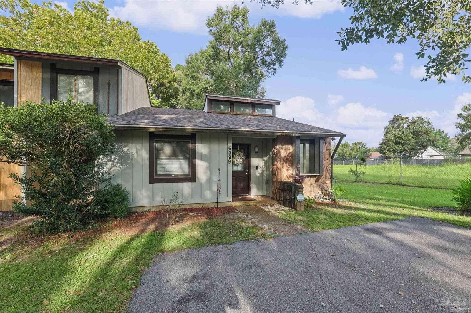 Property Photo: 6099 Hilburn Rd FL 32504