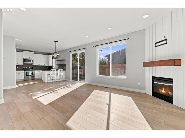 Property Photo: 607 10th Ct OR 97127