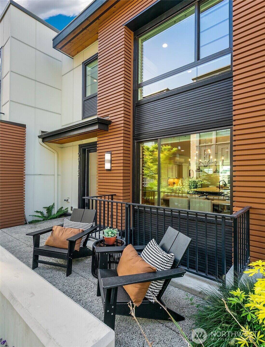 Property Photo: 941 W McGraw Street 44 WA 98119