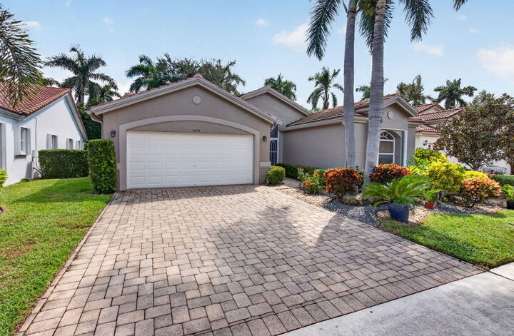 Property Photo: 9678 Harbour Lake Circle FL 33437