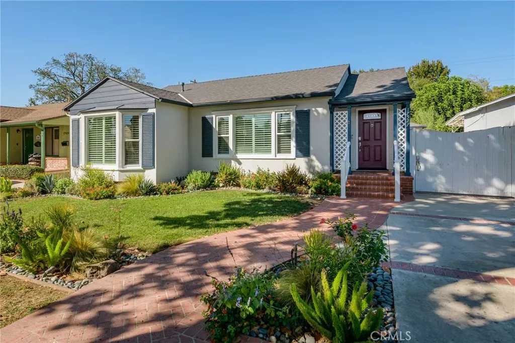 Property Photo: 17527 Lemay Place CA 91406