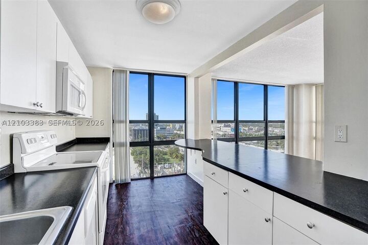 Property Photo: 600 NE 36th St 1423 FL 33137