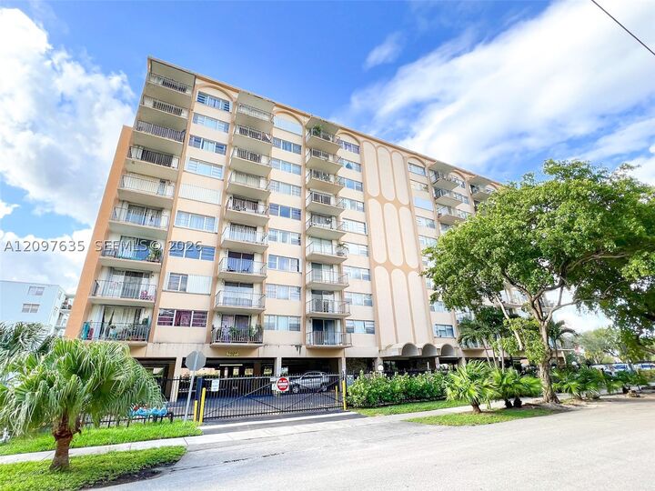 Property Photo:  1470 NE 125th Ter Ph3  FL 33161 