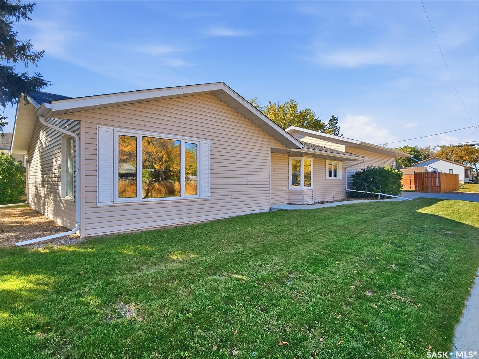 Property Photo:  909 King Street  SK S0L 2V0 