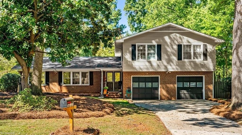 Property Photo:  801 Winview Drive  NC 27410 