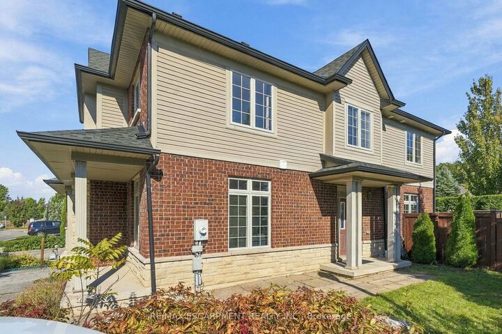 Property Photo:  400 Stonehenge Drive 8  ON L9K 0A2 