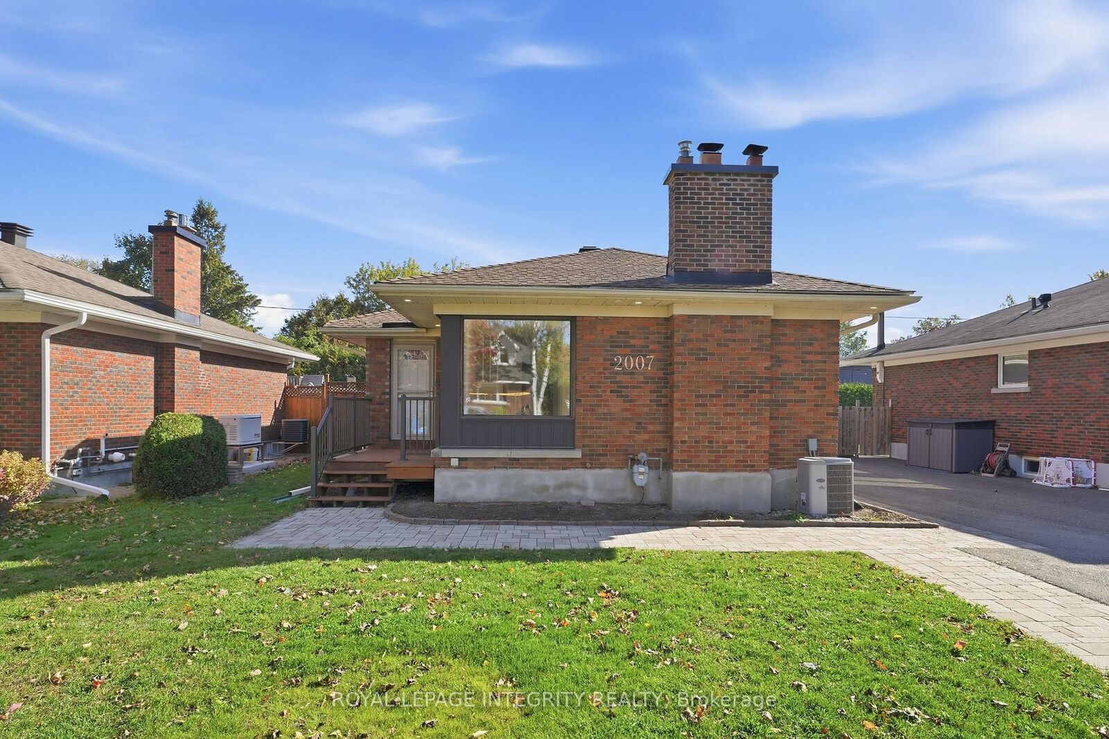 Property Photo:  2007 Dorval Avenue  ON K1G 2N6 