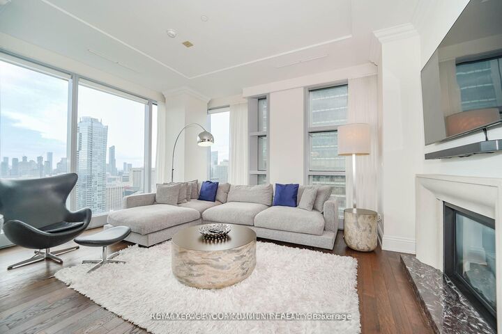 Property Photo:  183 Wellington Street W 3903  ON M5V 0A1 