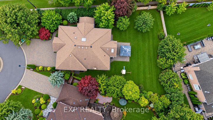 Property Photo:  2 Shallmar Gardens  ON L4B 3G4 