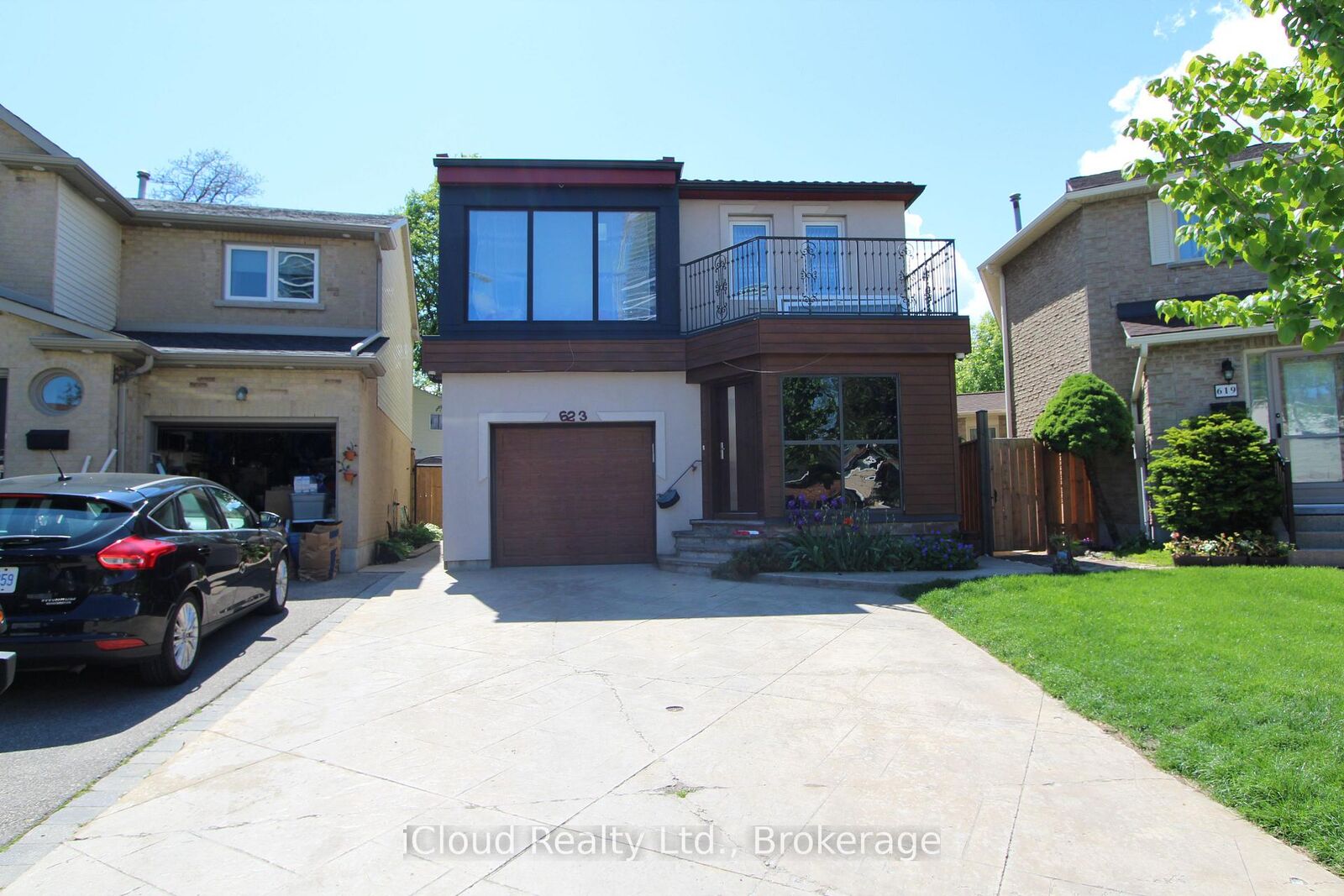 Property Photo:  623 Hartfordshire Lane  ON L5B 2W9 