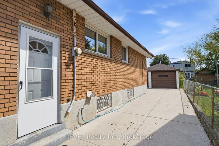 Property Photo:  330 Waverly Street  ON L8H 6P9 