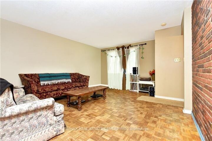 Property Photo:  960 Meadowlands Drive  ON K2C 0K3 