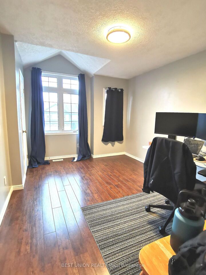 Property Photo:  229 Featherstone Crescent  ON N2R 1Z3 