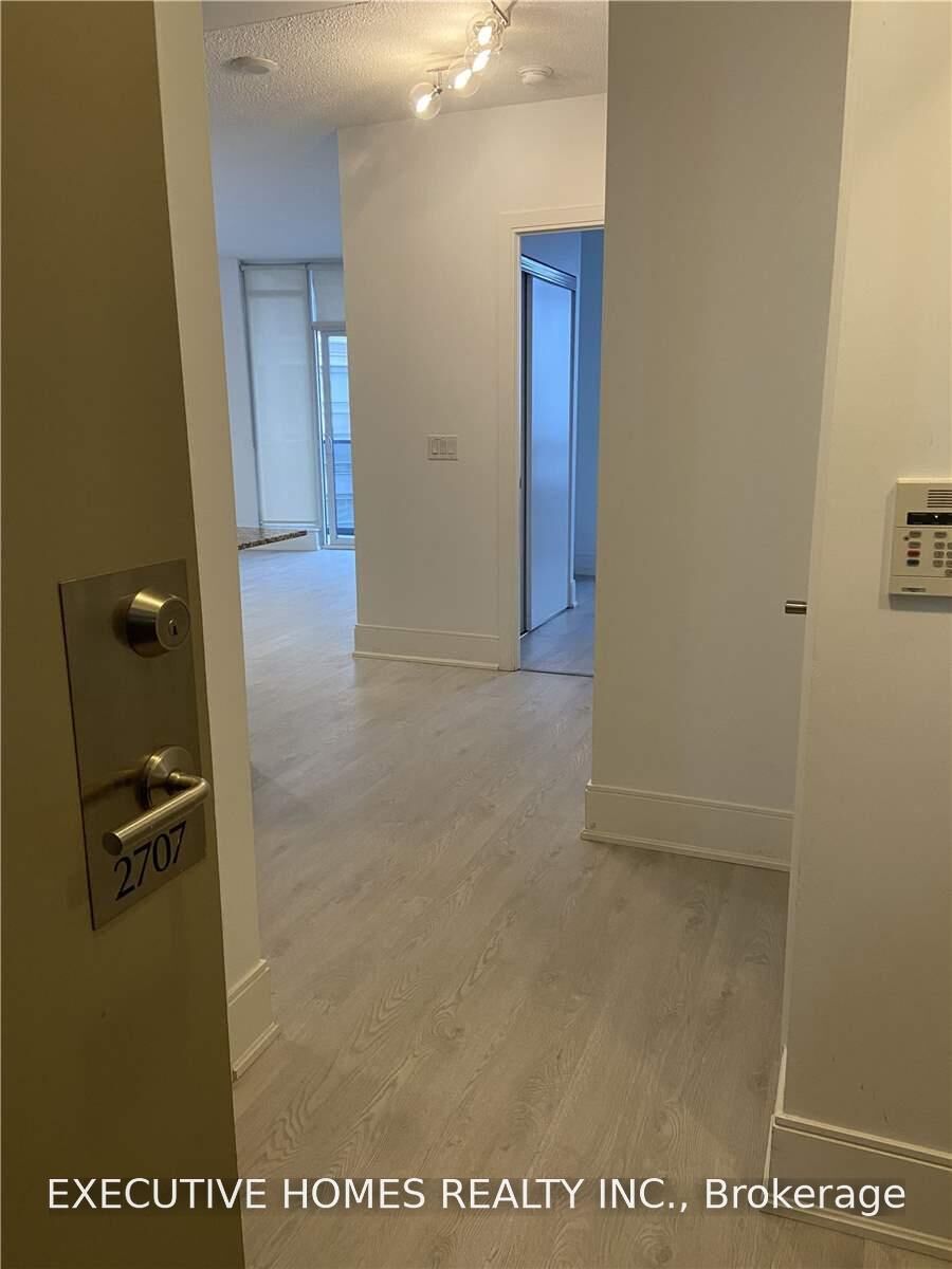 Property Photo:  330 Burnhamthorpe Road 2707  ON L5B 3Y5 