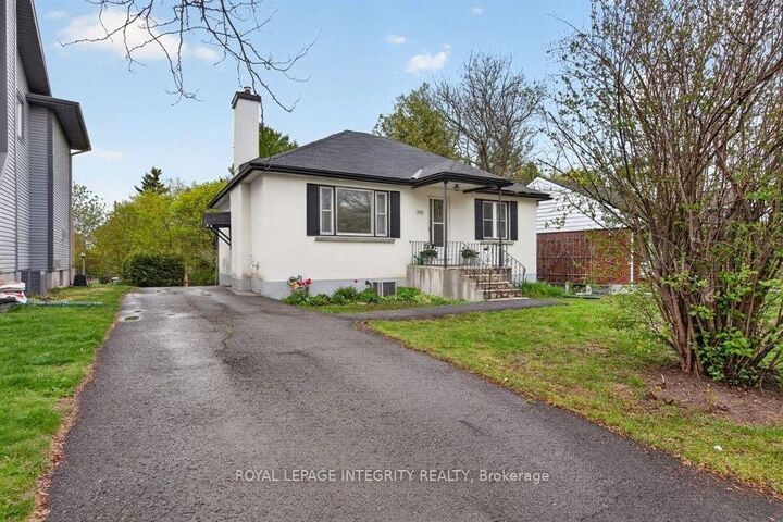 Property Photo: 1442 Cavendish Road ON K1H 6C3