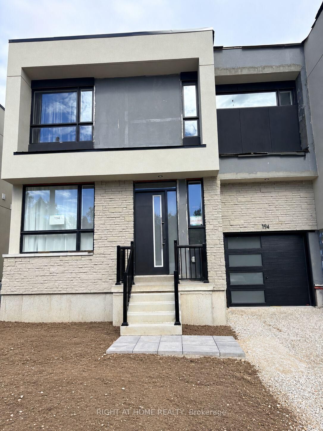 Property Photo:  194 Stoneleigh Drive  ON L9Y 5T9 