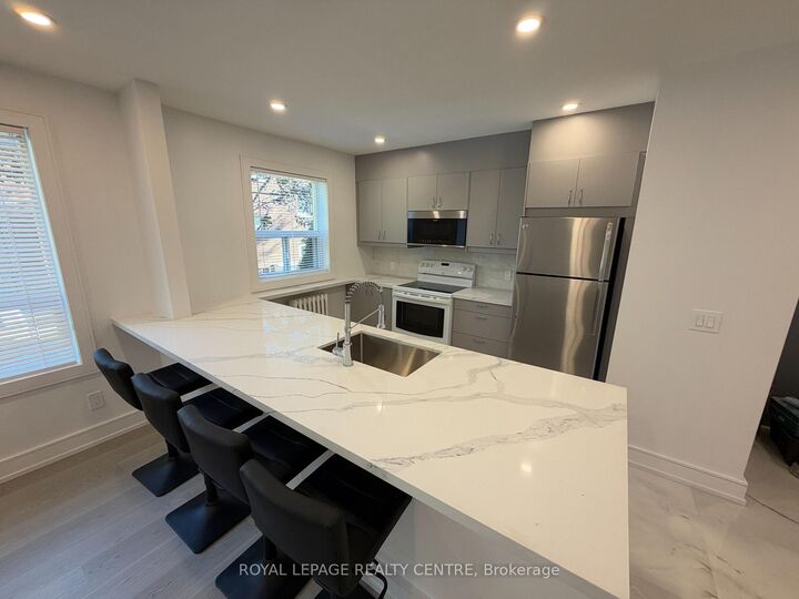 Property Photo:  342 Lakeshore Road W 6  ON L5H 1H1 