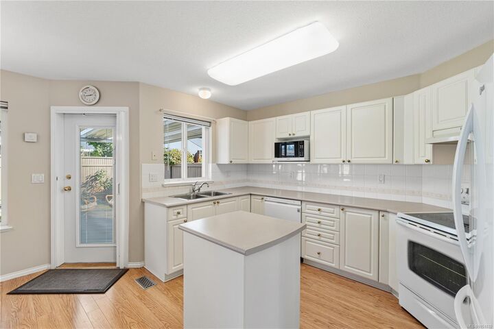 Property Photo:  568 Hampstead St  BC V9P 2T7 