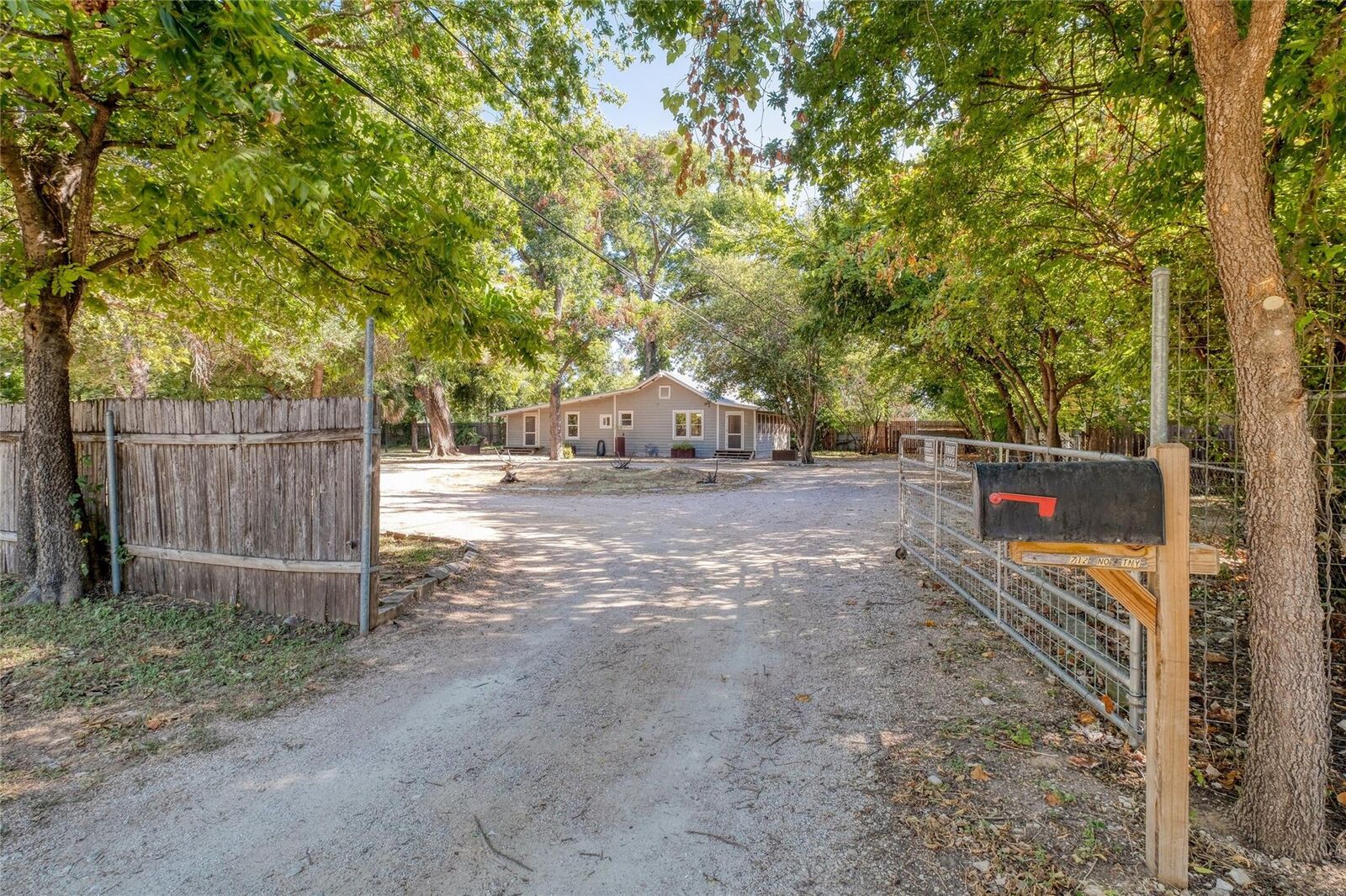 Property Photo:  712 Nowotny Lane  TX 78702 
