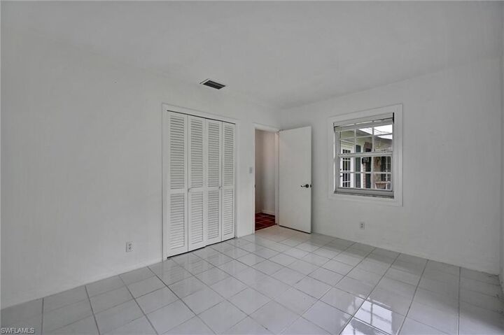 Property Photo: 626 Rudder Rd FL 34102