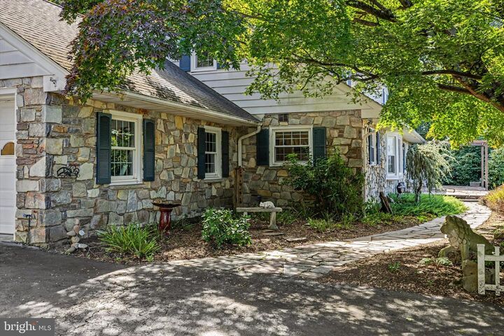 Property Photo:  99 Pickwick Drive  PA 18901 