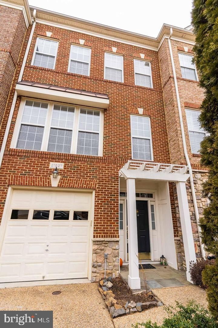 Property Photo:  21927 Windy Oaks Square  VA 20148 