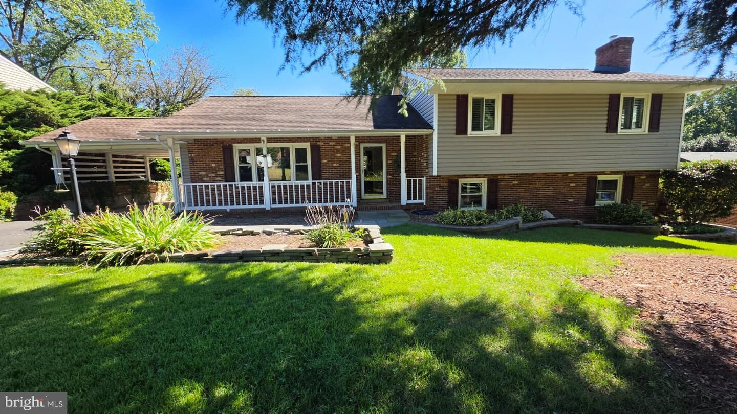 Property Photo: 305 Ridgemore St VA 22405