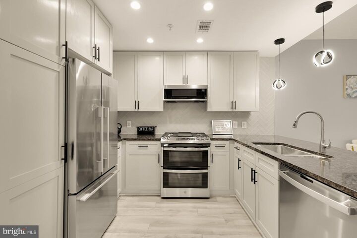 Property Photo: 820 N Pollard Street 210 VA 22203