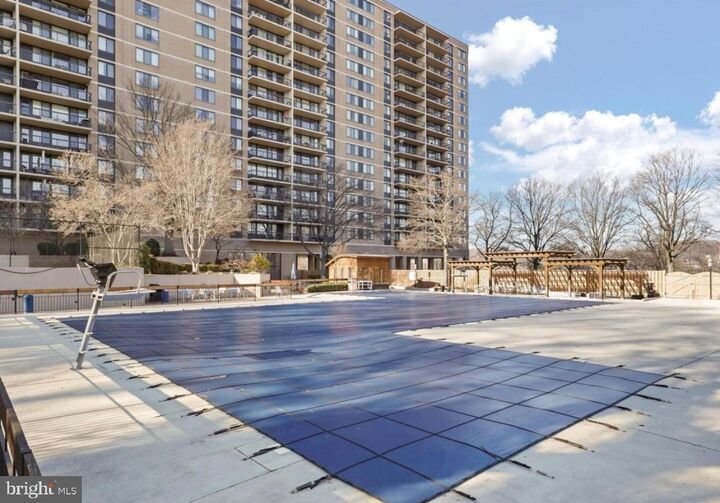 Property Photo:  5500 Holmes Run Pkwy Parkway 1004  VA 22304 