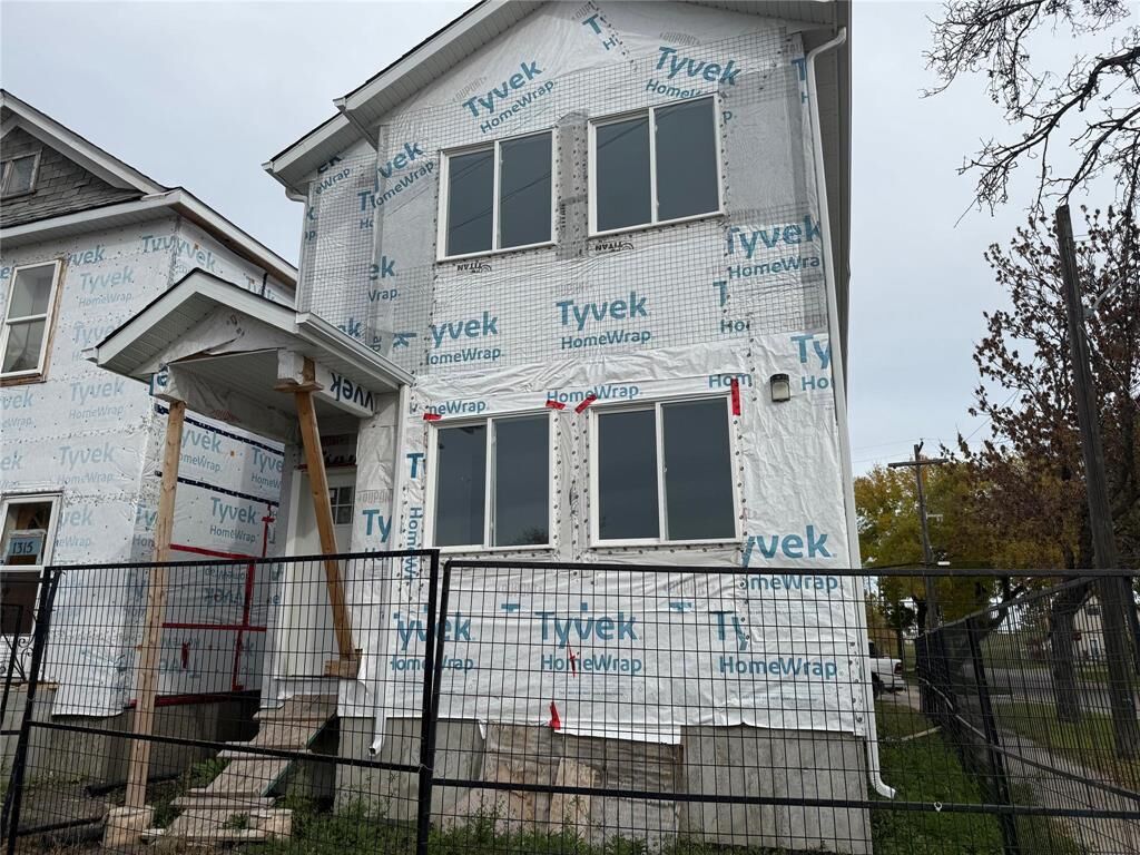 Property Photo:  1313 Logan Avenue  MB R3E 1R5 
