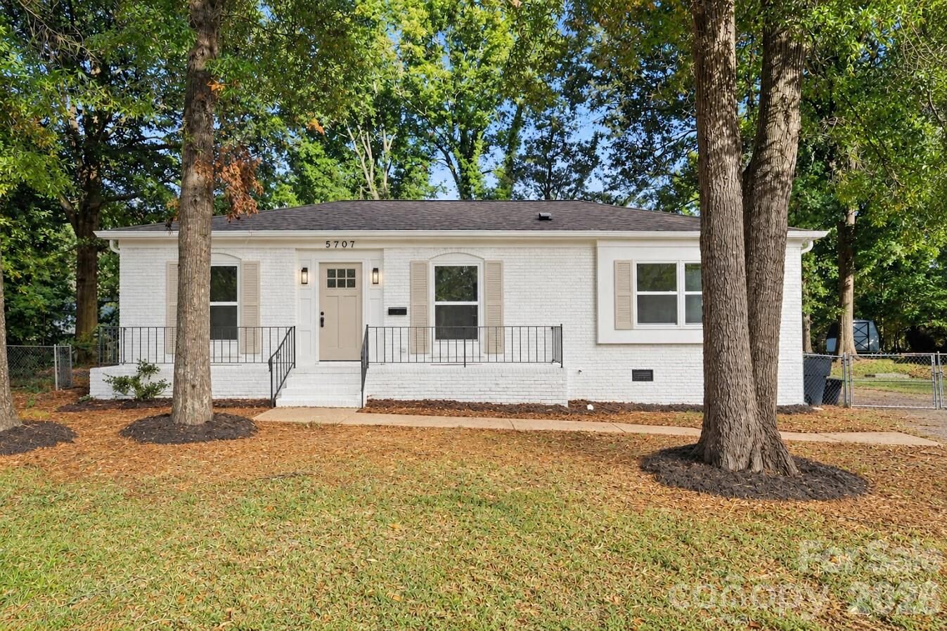 Property Photo:  5707 Kallam Court  NC 28215 